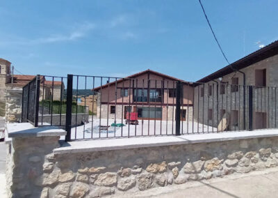 Reja sobre muro