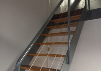 Escaleras metálicas acceso a planta superior