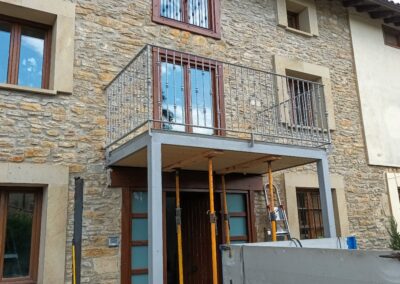 Balcón metálico y porche