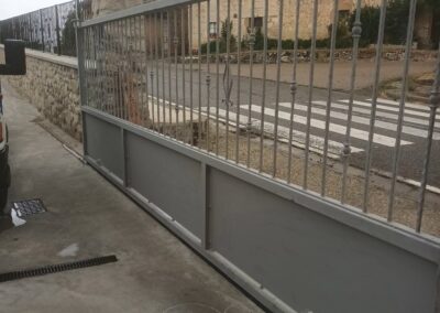 Puerta de cochera acceso a vivienta